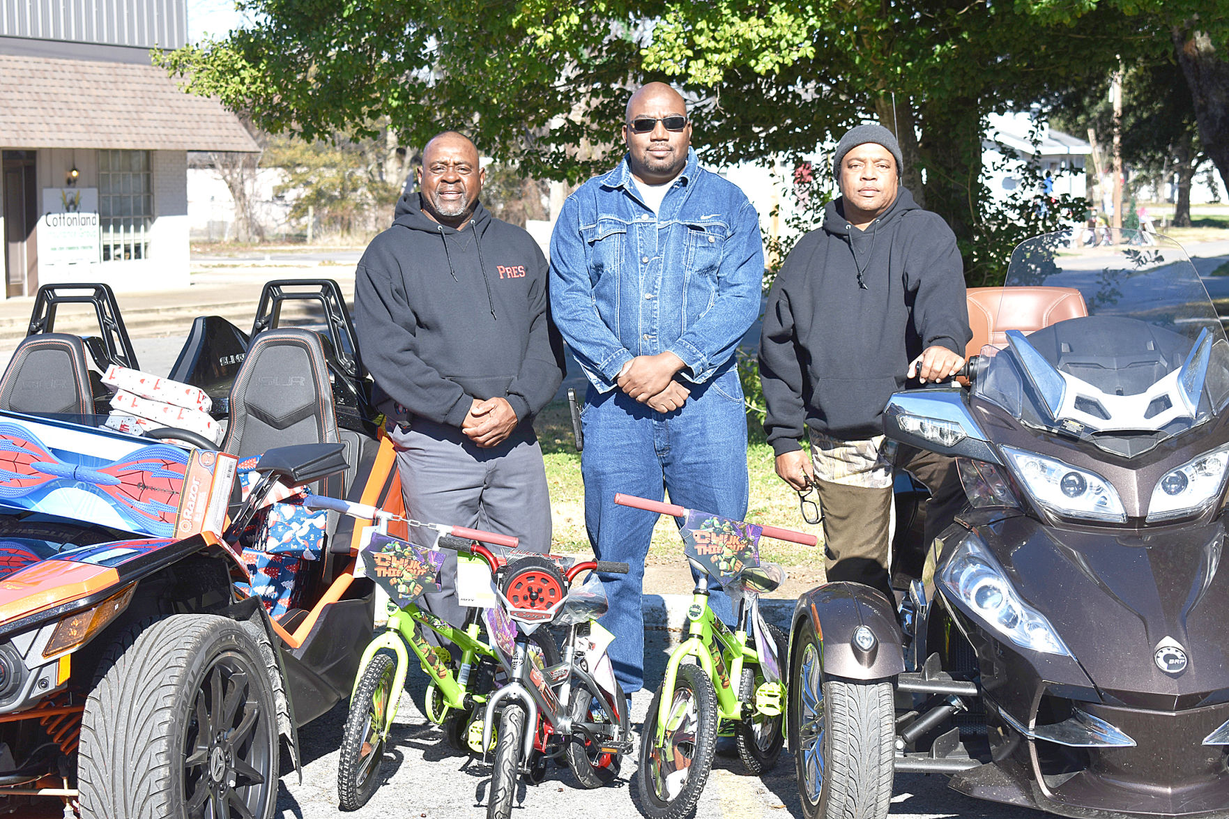 Motorcycle club delivers bikes, gifts to local children